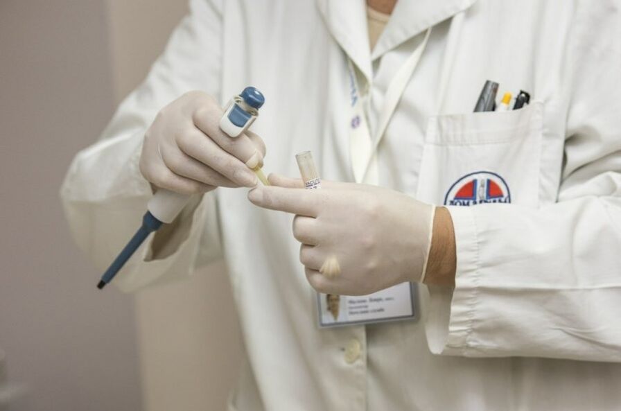 Zdravnik diagnosticira humani papiloma virus